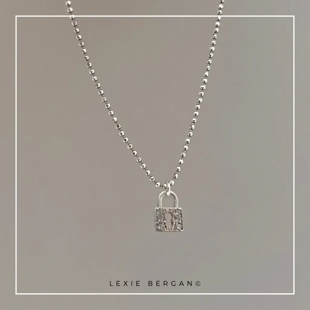 Collier Chaîne Boule et Pendentif Cadenas