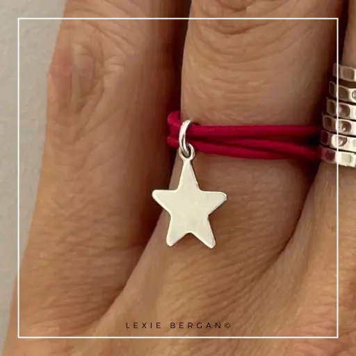 [BAELCOFUBRETCSMM] Bague Élastique cordon Fushia et breloque Étoile Argent 925 (Créa s-m Marina)
